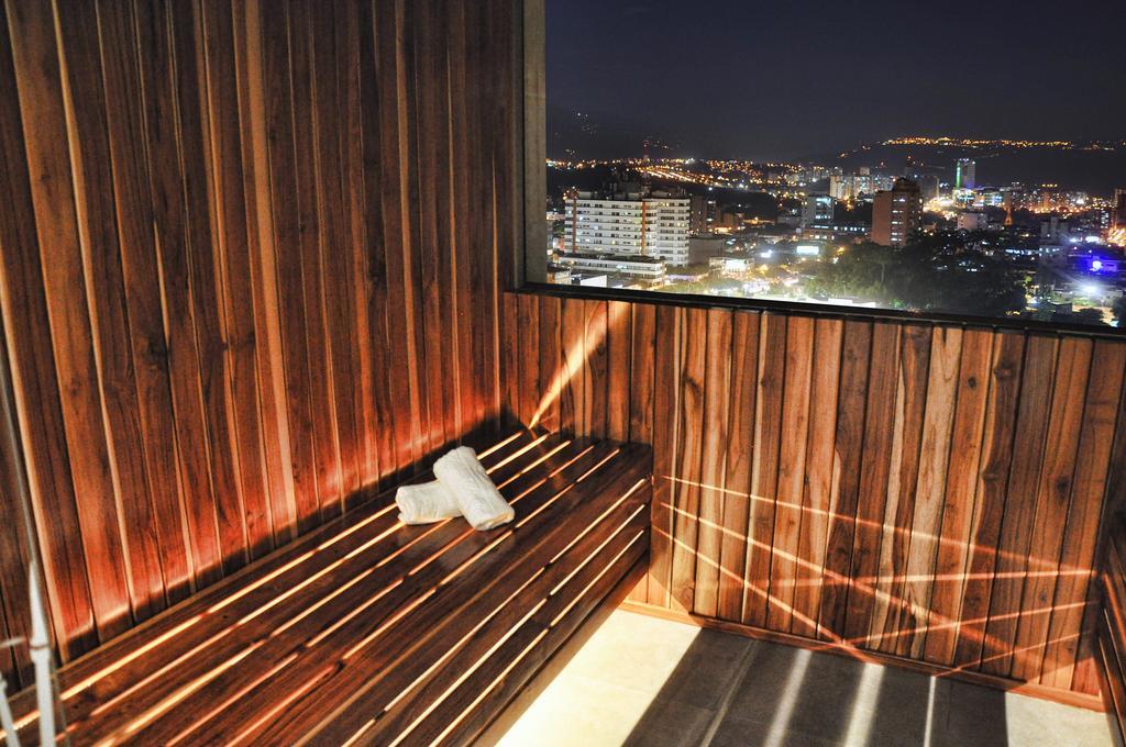 Hotel Dann Carlton Bucaramanga Exterior foto A balcony in a hotel